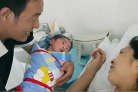 生孩子踩生很重要！新生儿出产房，第一个抱孩子的人最好是谁？图片