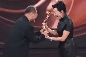 范伟62岁再夺影帝！与张国立拥抱喜悦，130岁的比心可爱到众人图片