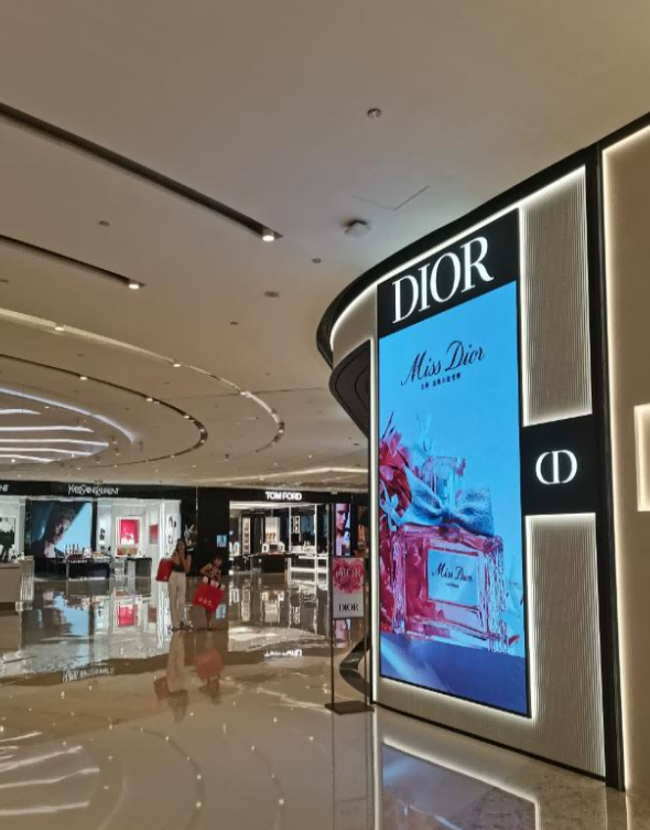又一巨头倒下!疯狂关店11万家，为什么我们都不愿意逛商场了?