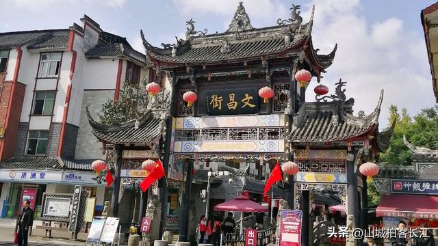 成都漂亮的水乡古镇，距市区仅22公里，享有“小都江堰”美誉！