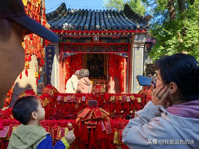 参观北京恭王府，过去一直觉得这是小景点，没想到游客居然这么多