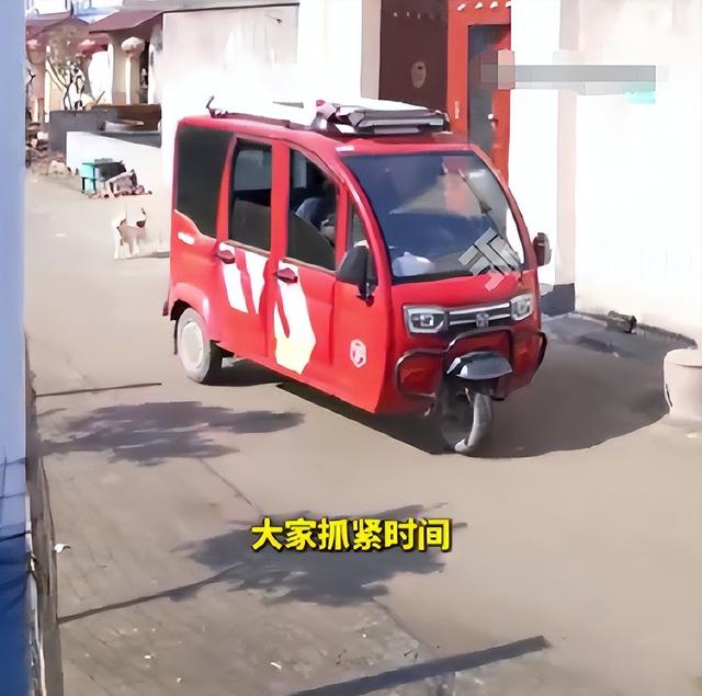 刘强东给老家送年货现场曝光，令人恶心的一幕出现，当场被人制止