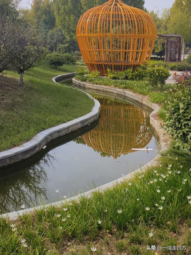 在“天仙配”传说的故事发生地孝感，建有一座“凤凰天仙城”