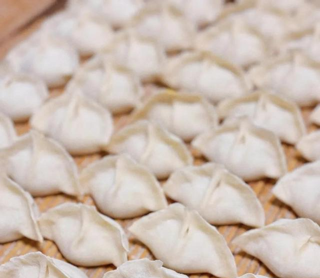 白菜饺子，调馅别再用盐杀水了，学会一招	，不出水，还鲜嫩！