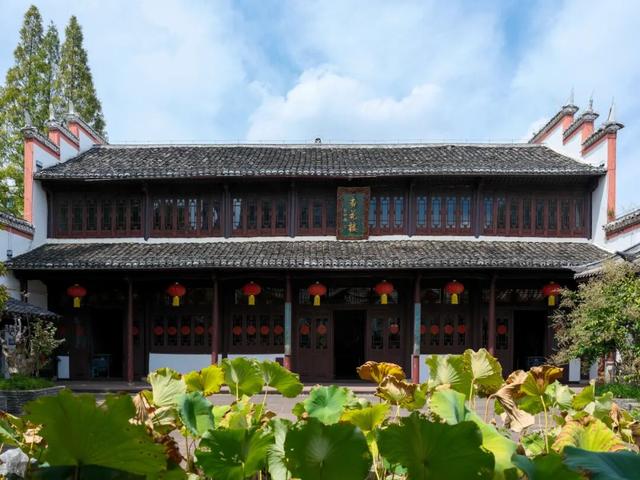今年国庆，为什么是这座城拿了爽文剧本？