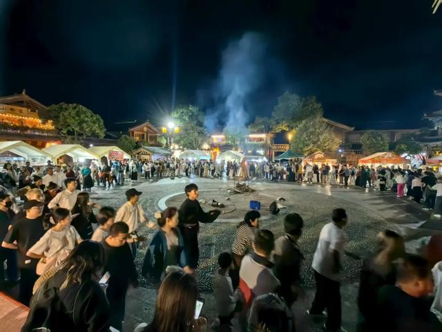 丽江束河古镇篝火晚会打跳：夜幕下的民族欢歌，点燃旅途激情