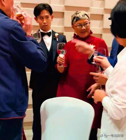 刘欢女儿举行婚礼！桌上摆了茅台，刘欢眼眶红了，新娘打扮掉价