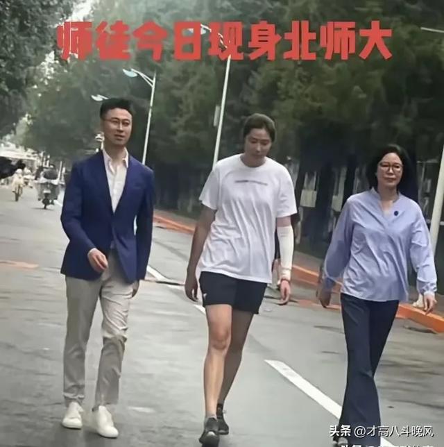 郎平朱婷北京师大再合体！同框央视邵圣懿，朱婷酷飒穿搭 走路带风