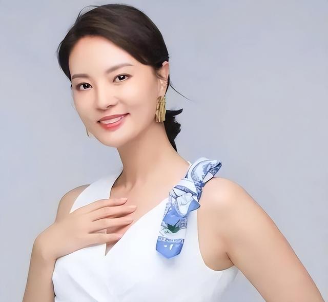她是央视台花，可男友死缓、丈夫入狱惨死，今48岁又被释永信牵连