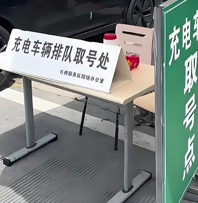 新能源车高速充电要叫号！国庆高速充电量涨41%，4.8万台桩扛不住