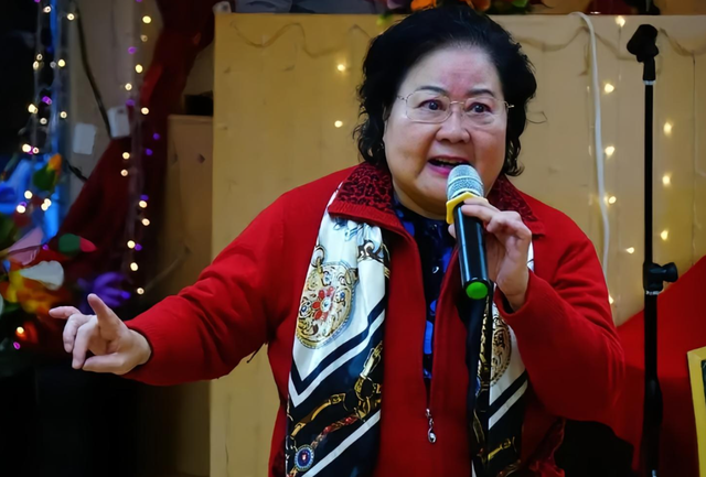 吃里爬外，永不回国？她带领30名演员选择留美，如今年过花甲归来