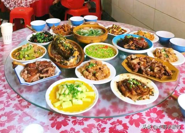 成都彭州被低估的场镇，3公里银杏长廊超级壮观，公交车直达！