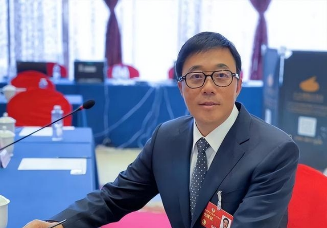 轮到美国被“垄断”了！“芯片之父”弃美回国，研发成果堪比核武