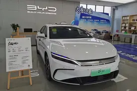 各大车企年末冲量再掀价格战：有车型直降10万元，各地狂撒“消费券”，销售喊话“能定就来”图片