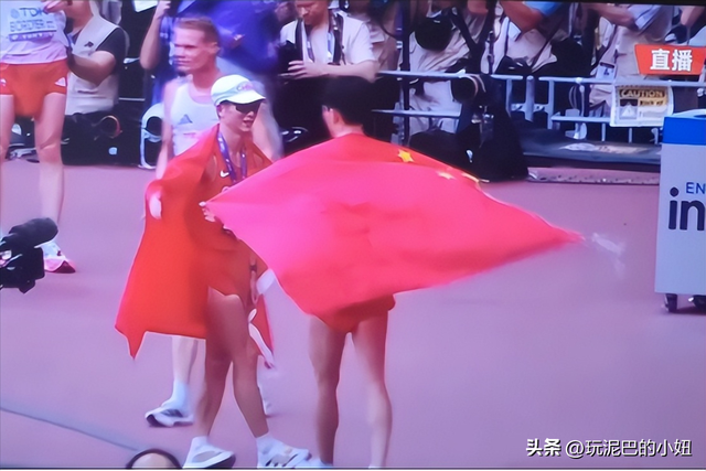 时隔10年！田径世锦赛喜讯：中国队第4枚奖牌来了 逆转：身披国旗