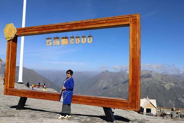 登上新疆云霄峰，一览四国景！