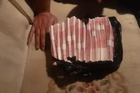 “乘客”携带12万现金，在公安检查站被抓！图片