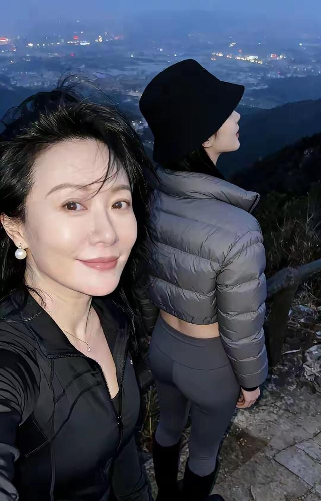 快五十岁爬山累到腿软，闺女一路陪伴加油，山顶景色让我忘记疲惫