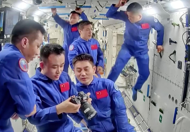 太空碎片威胁升级了！神舟二十号飞船被撞，6名航天员能否长驻？