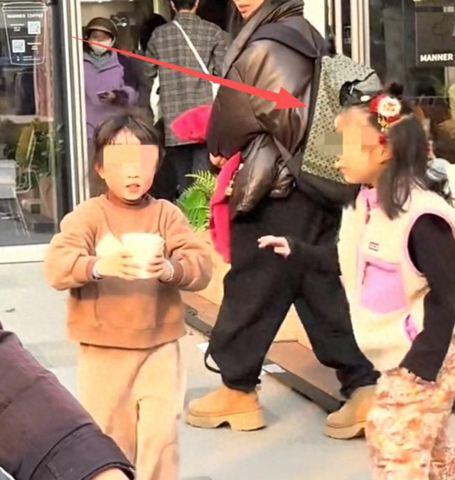 女孩打翻水杯后续：母亲正脸被扒，疑出言反驳网友，丢人丢到国外