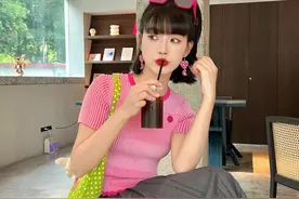 “T恤”要这么穿才洋气，瞧瞧博主和裙子裤子搭配多美，百搭耐看图片