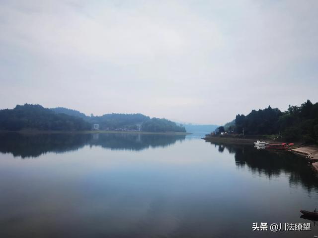 物是人非锈蚀没落的四川岳池县翠湖假日酒店