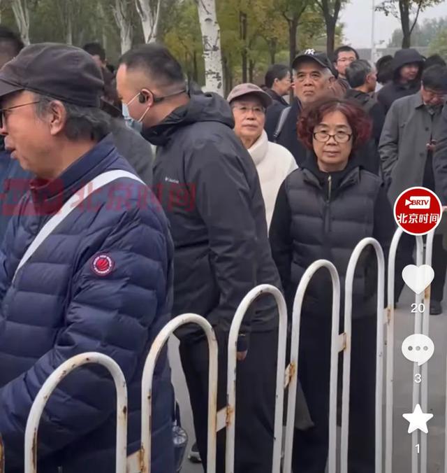 杨振宁遗体告别式现场：翁帆现身哭成泪人，群众排几十米长队！