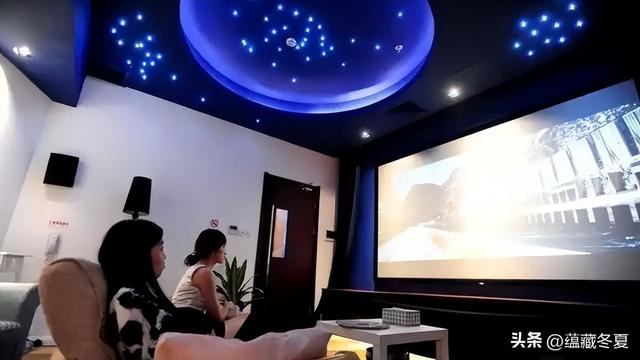 499隔衣服摸胸！私人影院暗藏涉黄：299元起步撕丝袜，还有更过火