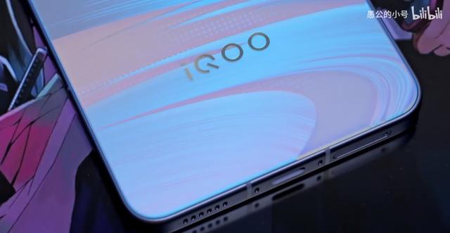 不搞机海战术了？iQOO Neo11一杯即全部，屏幕、续航和周边都拉满