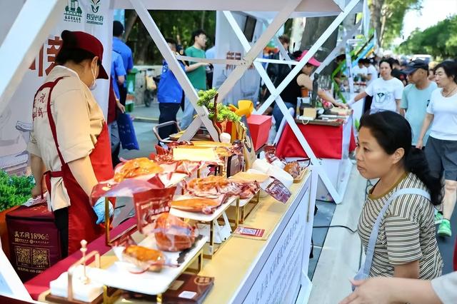 339.6万人点赞“向新”，文化与烟火点亮城市夜晚