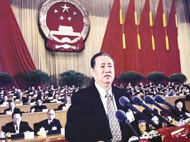 他是人民的好总理，65岁官至副国级，一生清廉，晚年捐出200万 ！