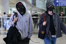 王菲谢霆锋日本度假回国，眼神拉丝悄悄话说不停，大方给粉丝签名图片