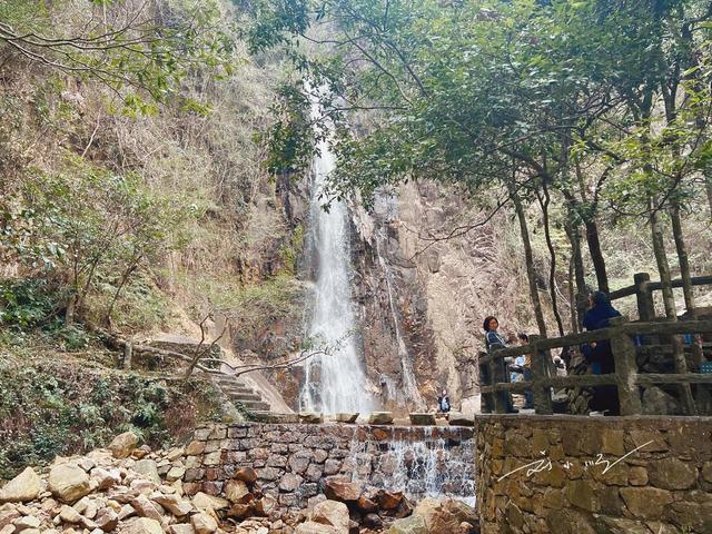 现在这个阶段，建议大家不要出国旅游，毕竟国内旅游更需要支持！