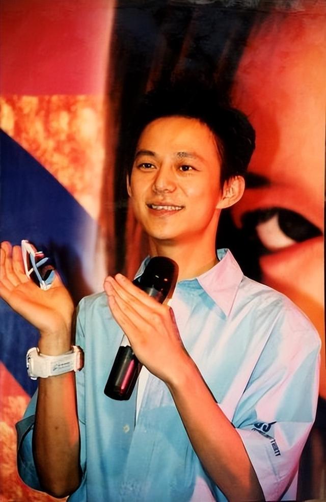 世上没后悔药？无妻无子、与保姆相伴的何炅，走上了另外一条道路