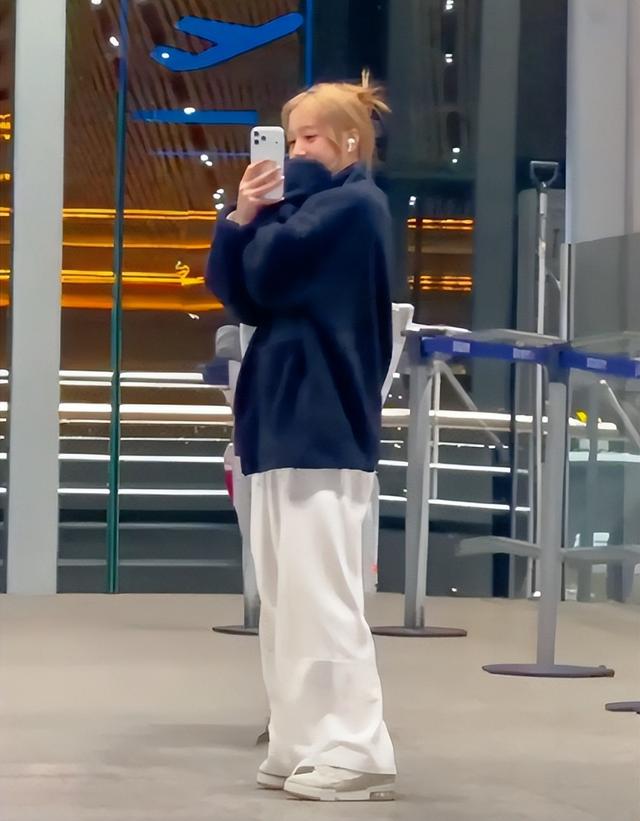 赵薇母女现身北京机场，15岁女儿一头黄毛，穿搭比50岁妈妈还成熟