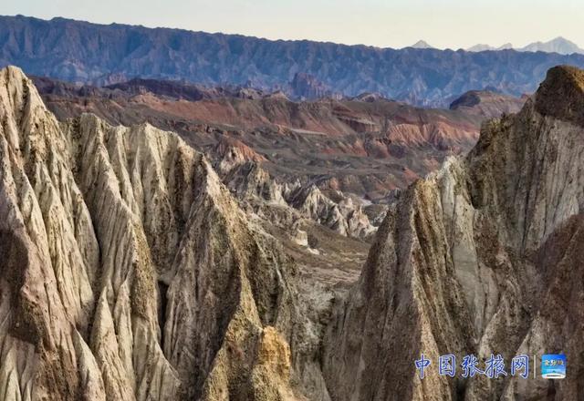甘肃张掖：冬日外星谷色彩斑斓 亿年雕琢“外星地貌”引客来