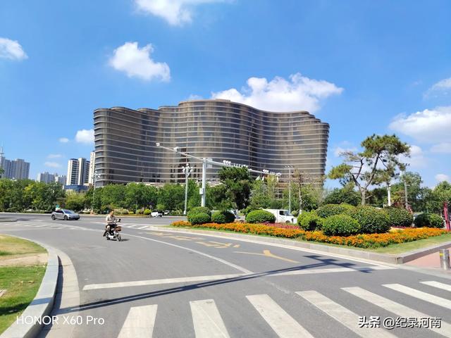 信华建国酒店和新城吾悦广场，如同商丘市中心城区的两颗璀璨明星
