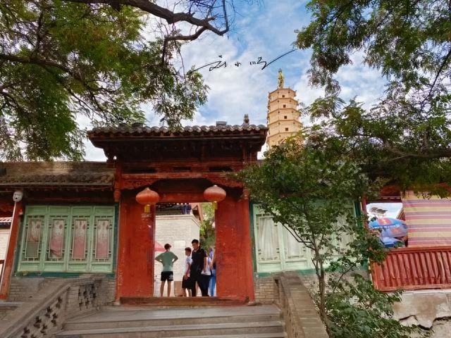 兰州有座“千年白塔”！免费登顶看黄河穿城，本地人爱来喝三泡台