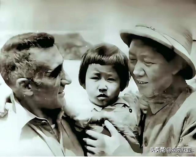 毛主席一家四口合影，四人脸上全是笑意，李讷紧挨毛主席