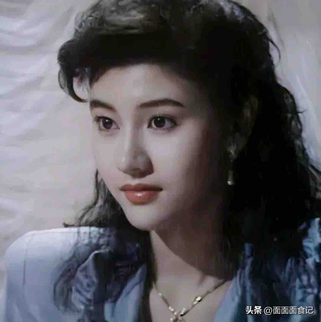 14岁已是“人间尤物”，被富豪看中花1亿娶回家，现55岁风韵犹存