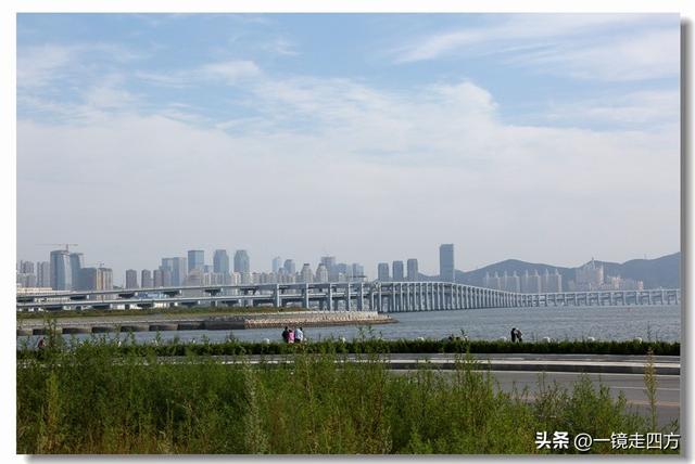 在大连陵水湾打造出的“海纳百川”国际雕塑景观带