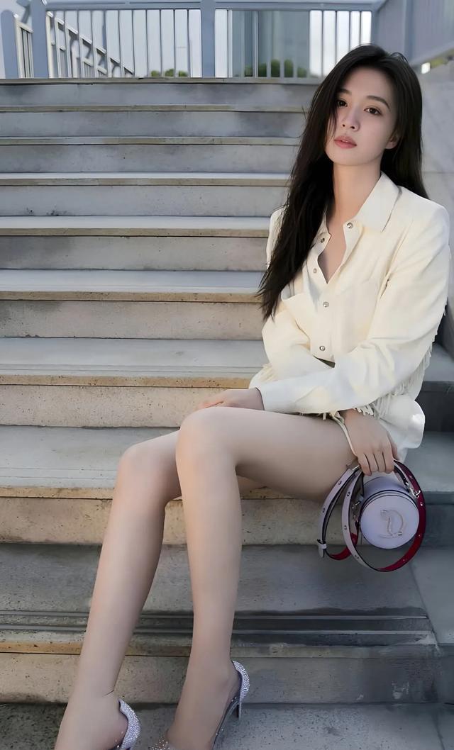 王楚然，白嫩丰满，呼之欲出，要不说她身材好呢