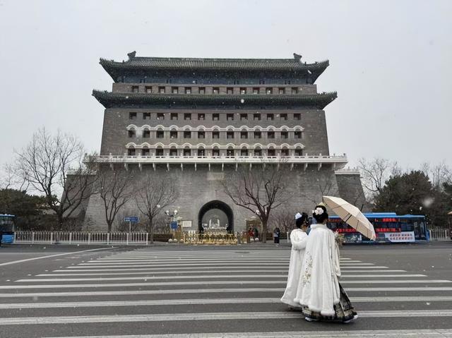 视点｜初雪降临前门步行街 白雪绘就京城冬韵