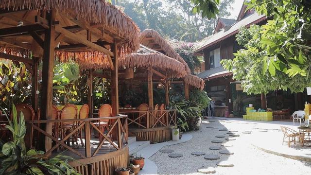 云南边境西双版纳，真正的千年古寨，当地村民还住在吊脚楼中