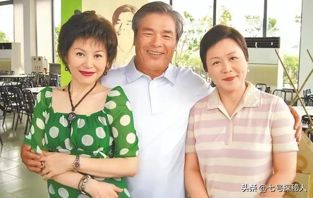 “6个老婆”同住一室，每人每月7万零花钱，71岁又娶第七房小娇妻