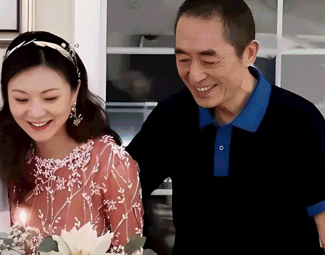 恩爱25年抵不过残酷现实,74岁张艺谋衰老萎缩,43岁陈婷正绚烂如花