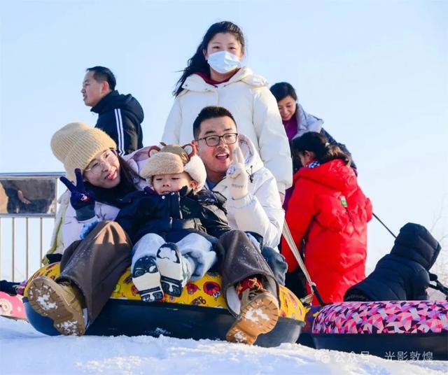 敦煌“童话雪乡”引客来