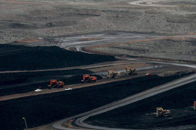 月薪8000留不住人，牧民靠万亩草场维生，新疆的上限下限超乎想象