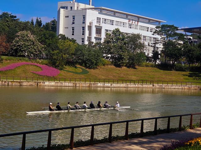 从学苑大道入大沙河绿过大学城后进深圳弯公园流花山景点【高清】