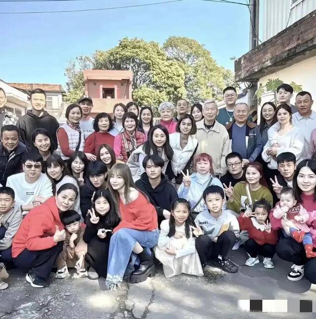 王心凌老家走亲戚，她的手好苍老	，这才是她面容的真实状态